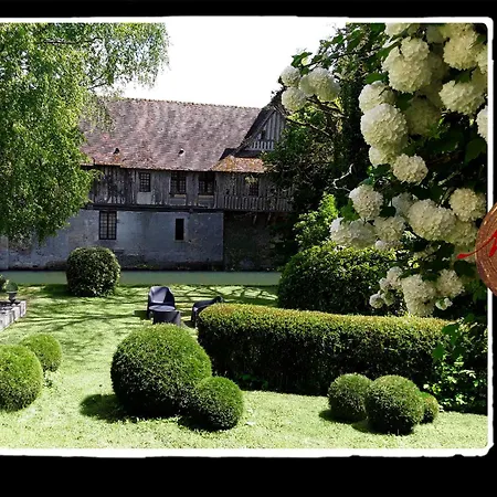 לינה וארוחת בוקר Manoir De Livet 3*